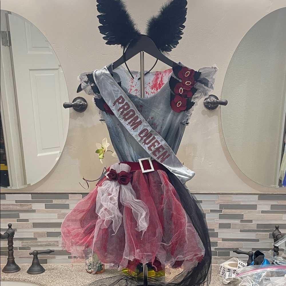 Prom queen dress NWT